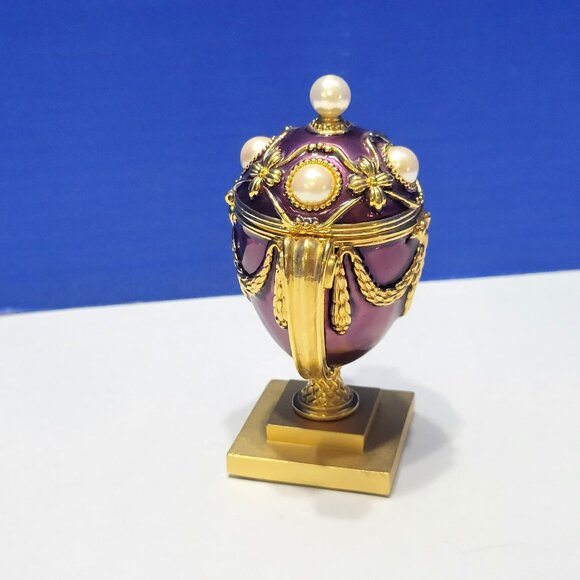 Vintage Joan Rivers Imperial Treasures The Lost Bee Pin Inside Egg - Picture 6 of 9